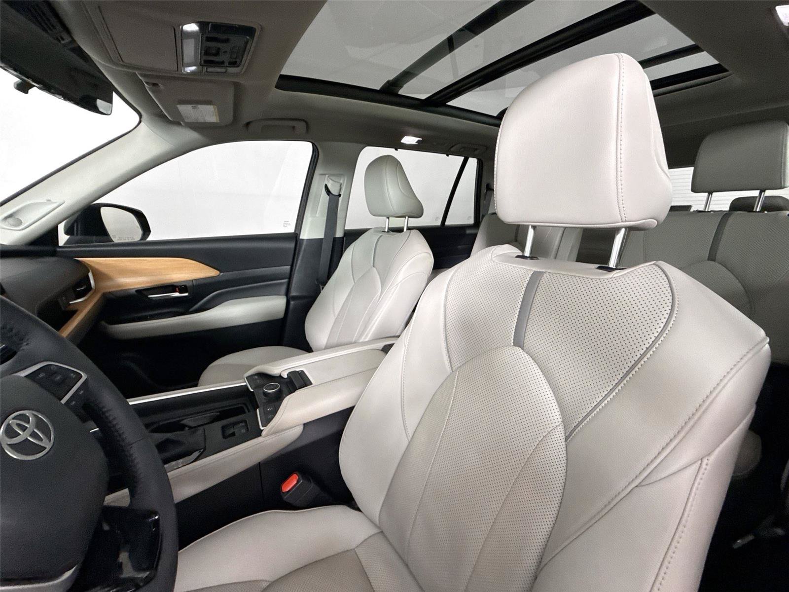 Certified 2024 Toyota Grand Highlander AWD image 3