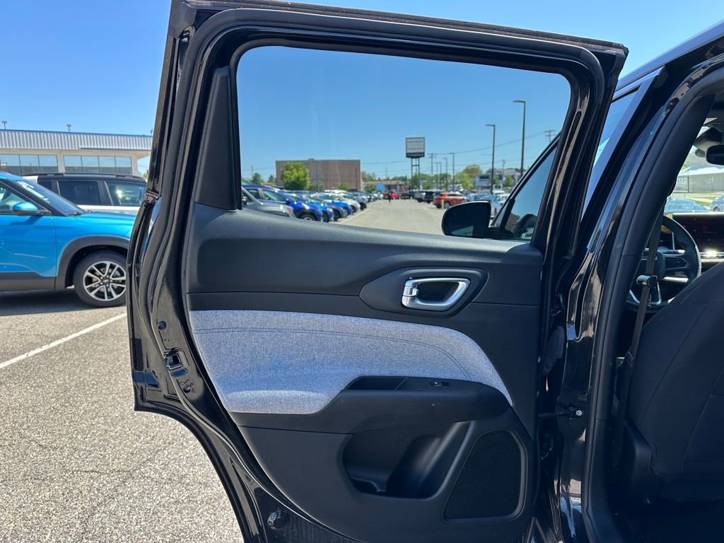 Used 2023 Jeep Compass Sport image 9