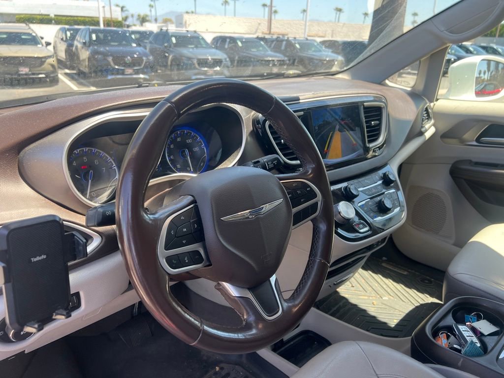 Used 2018 Chrysler Pacifica Touring-L w/ Tire & Wheel Group FWD image 9