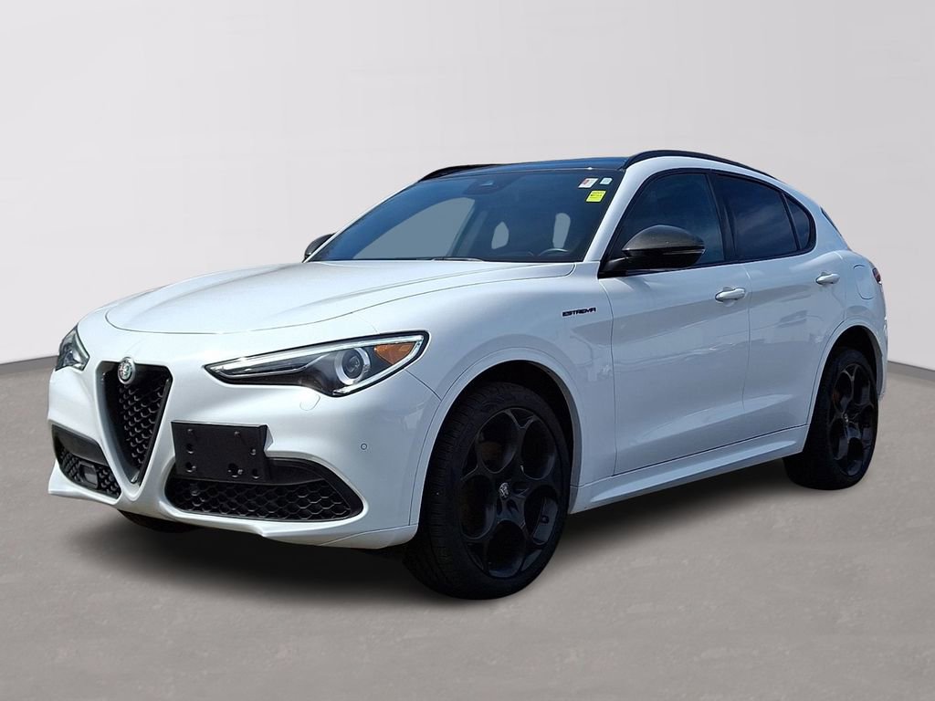 Used 2023 Alfa Romeo Stelvio Estrema image 3