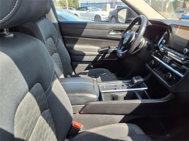 Used 2022 Nissan Pathfinder SV image 16