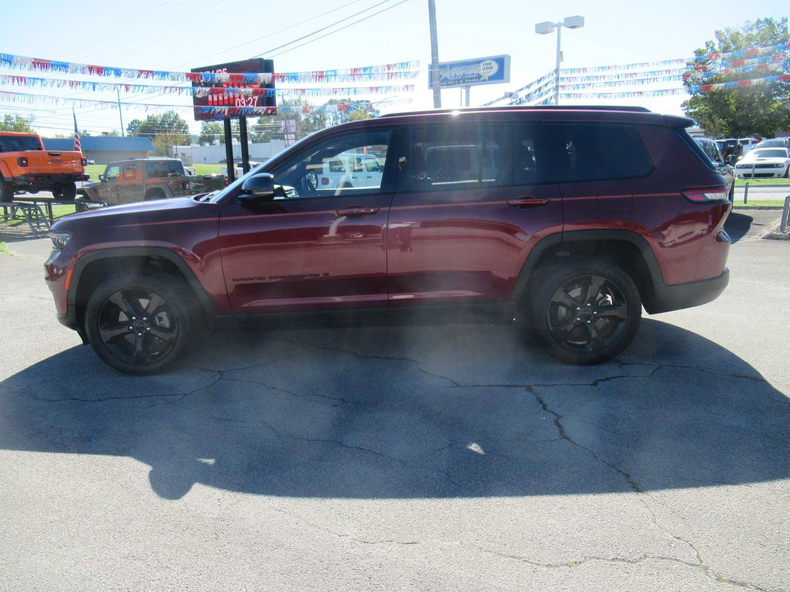 Used 2023 Jeep Grand Cherokee L Laredo image 2