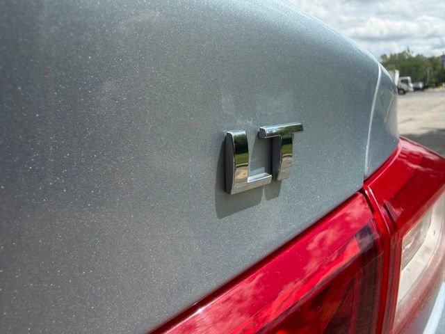 Used 2017 Chevrolet Malibu LT FWD image 10