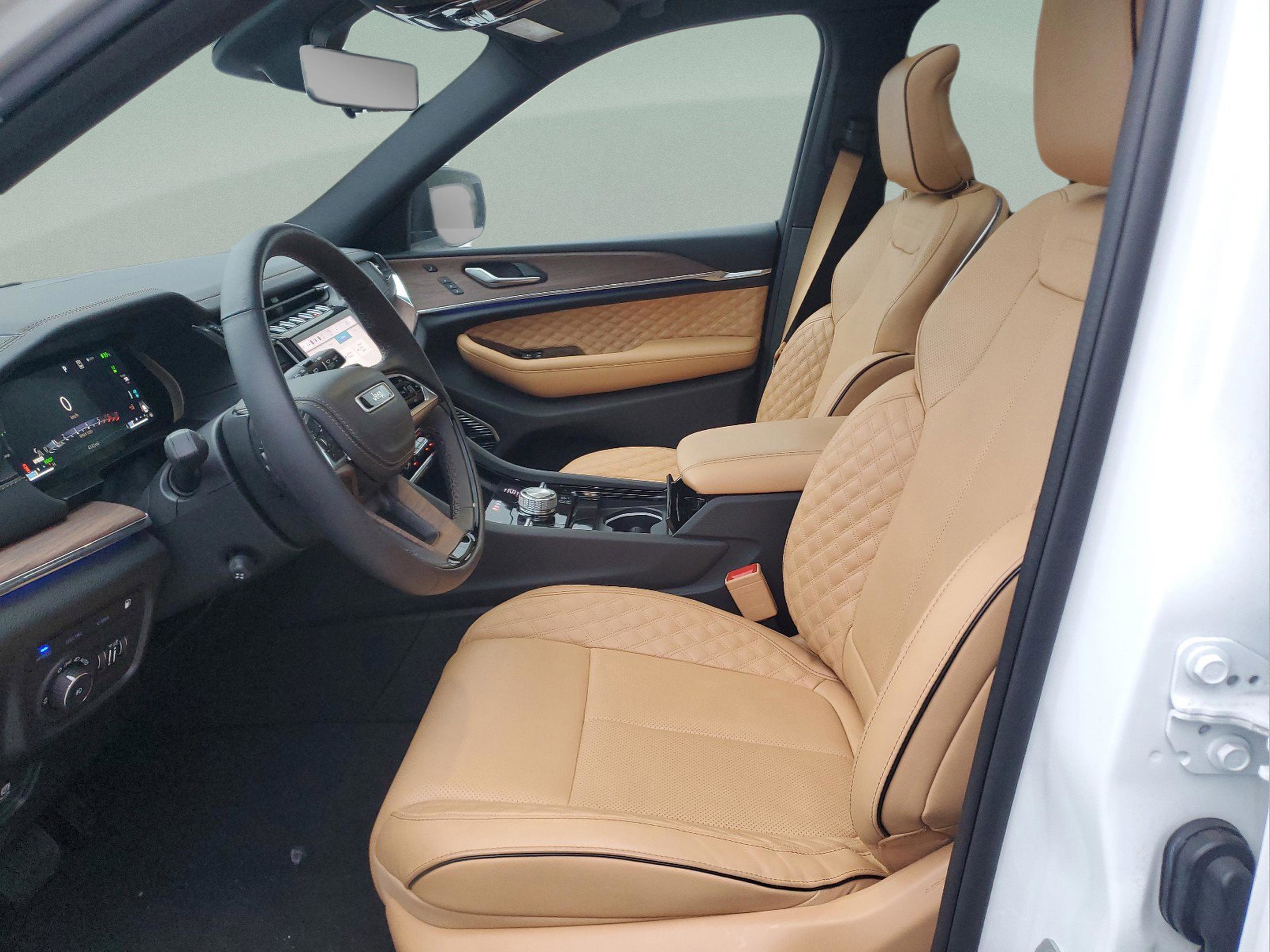 Used 2024 Jeep Grand Cherokee Summit w/ Advanced Protech Group IV AWD/4WD image 15