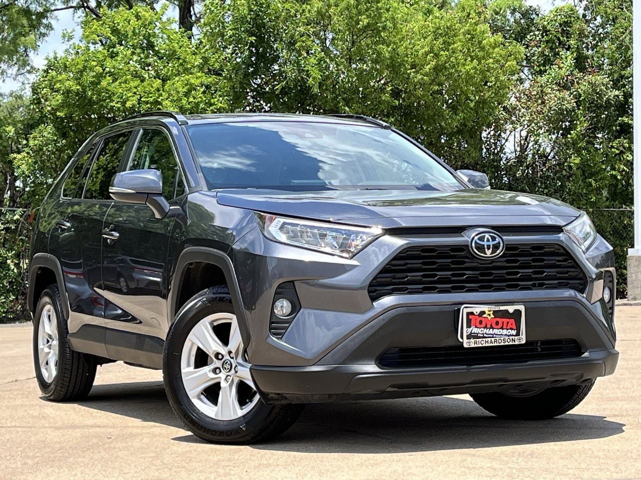 Used 2020 Toyota RAV4 XLE w/ Convenience Package FWD image 2