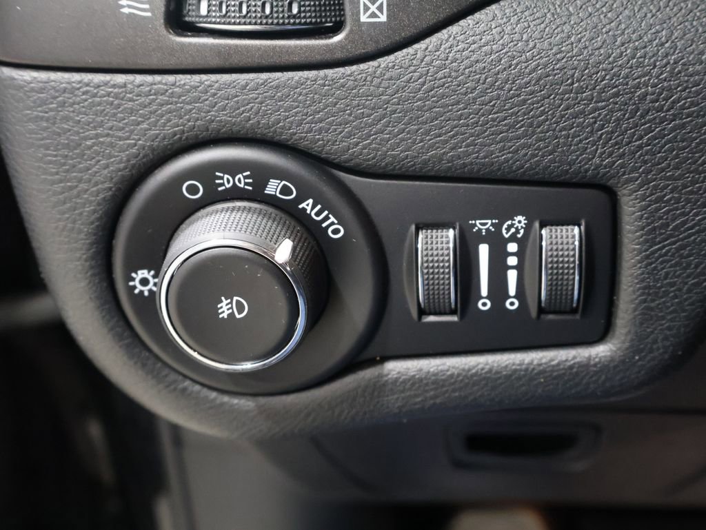 Used 2019 Jeep Cherokee Trailhawk w/ Cold Weather Group image 32