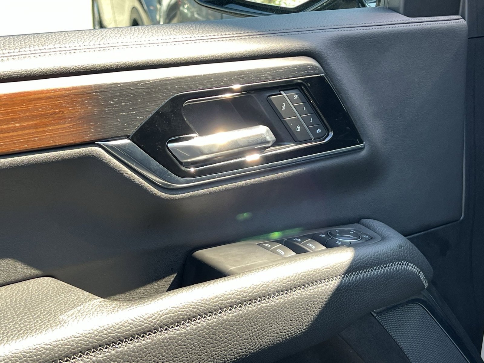 Used 2025 GMC Yukon XL Denali AWD/4WD image 14
