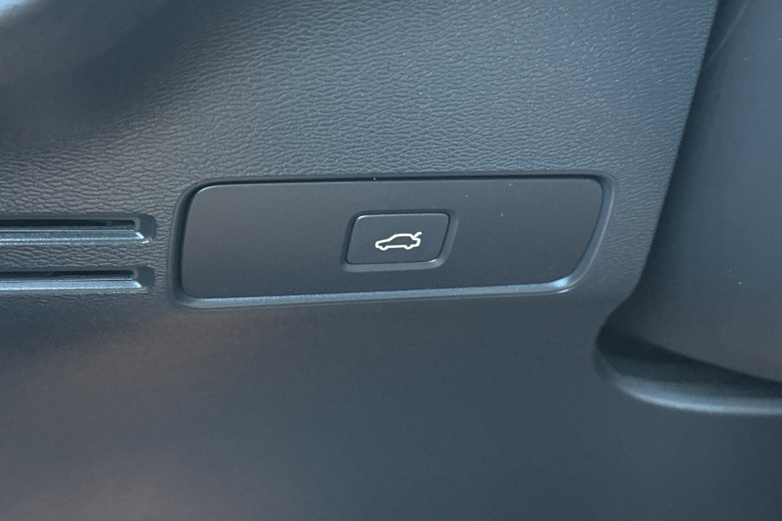 Certified 2023 Volvo XC40 Recharge Plus image 31