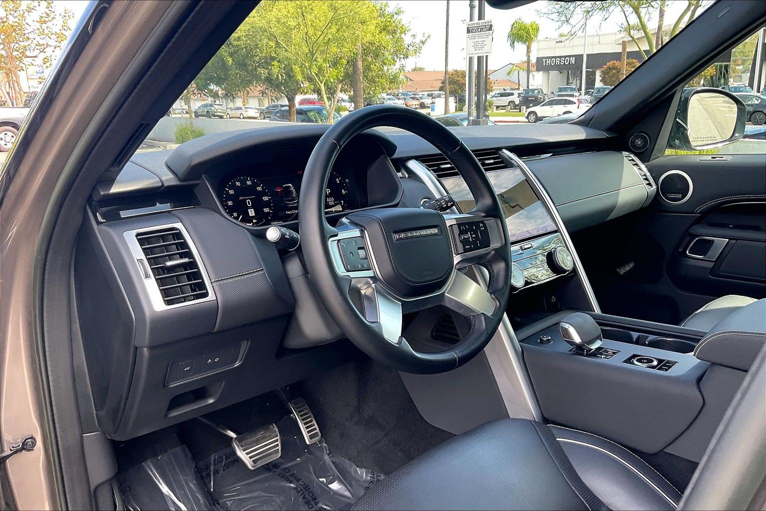 Used 2023 Land Rover Discovery HSE R-Dynamic AWD/4WD image 17