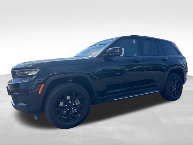 Used 2025 Jeep Grand Cherokee Altitude AWD/4WD image 5