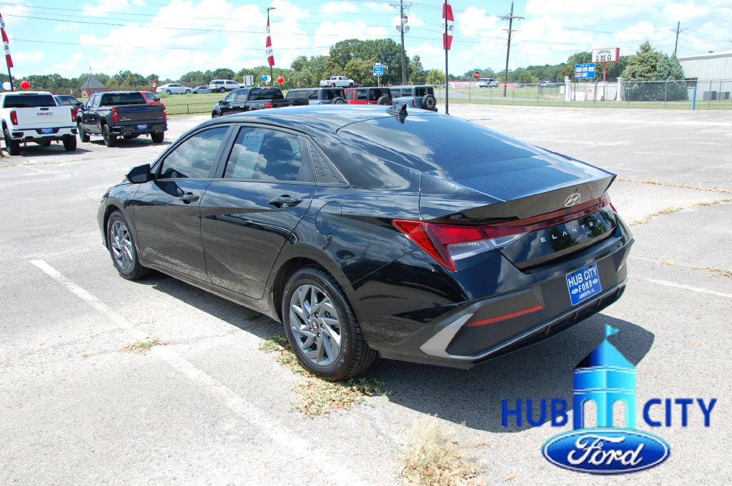 Used 2024 Hyundai Elantra SEL FWD image 3