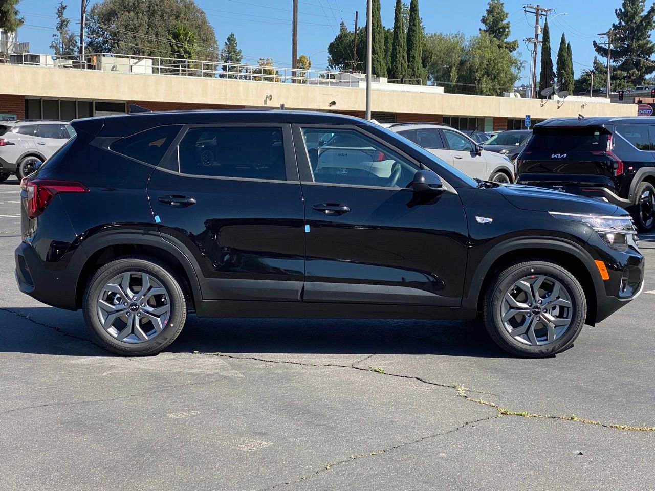 New 2026 Kia Seltos LX FWD image 2