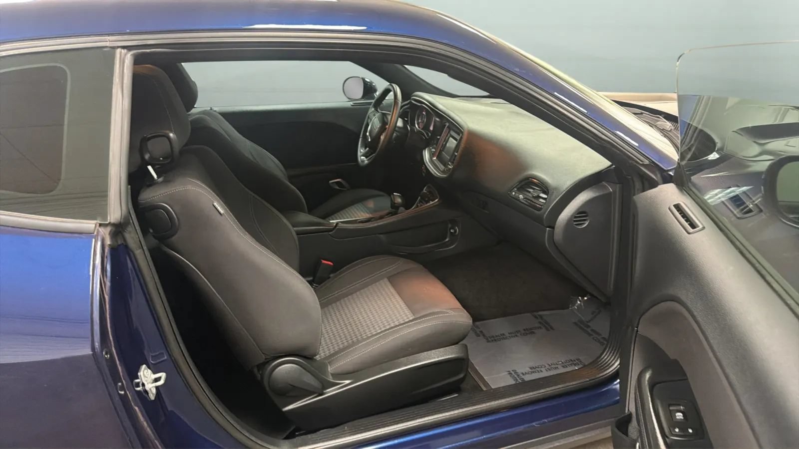 Used 2015 Dodge Challenger SXT RWD image 21