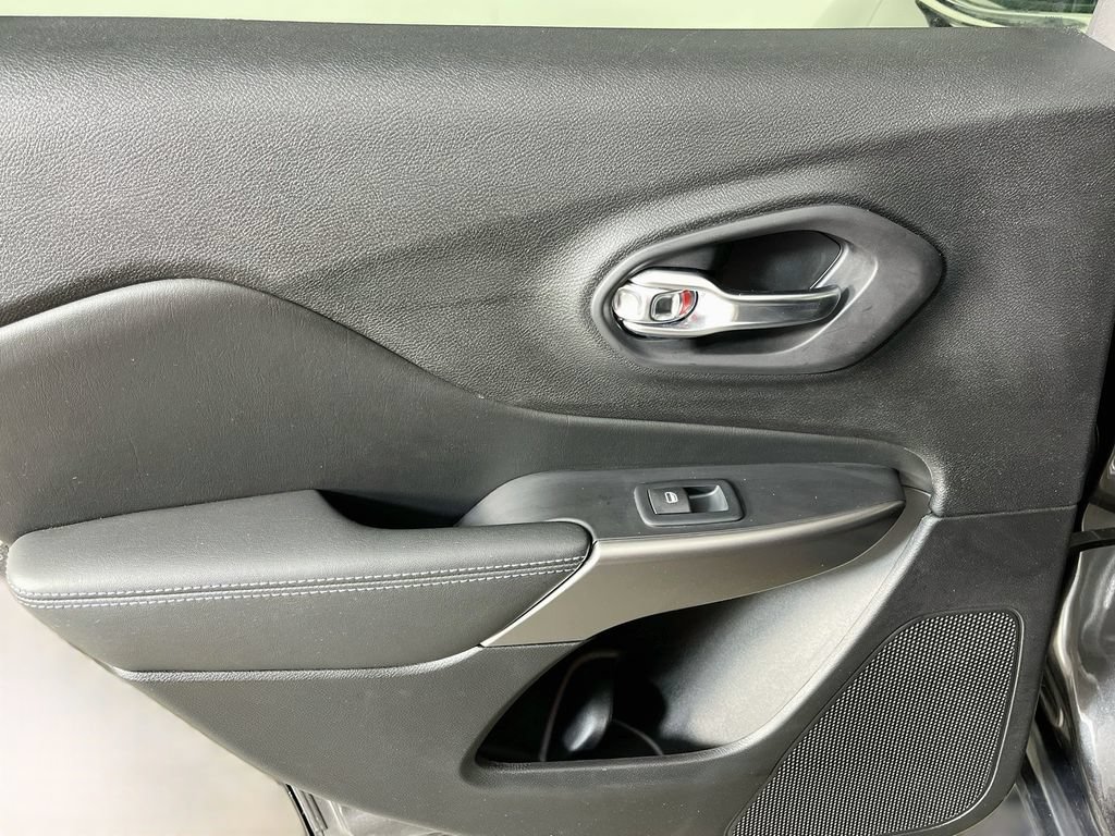 Used 2020 Jeep Cherokee Latitude Plus FWD image 28