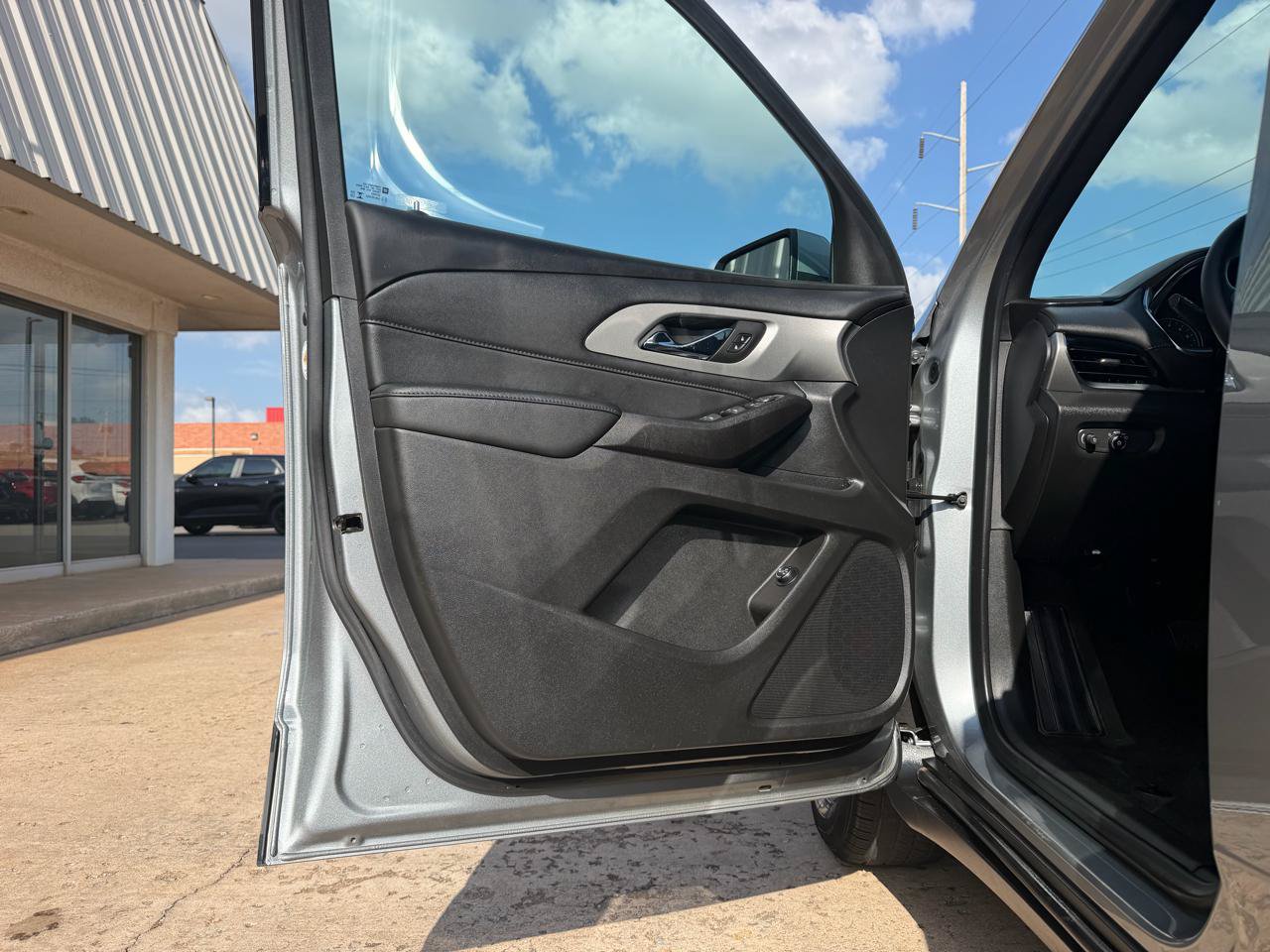 Used 2023 Chevrolet Traverse LT FWD image 11