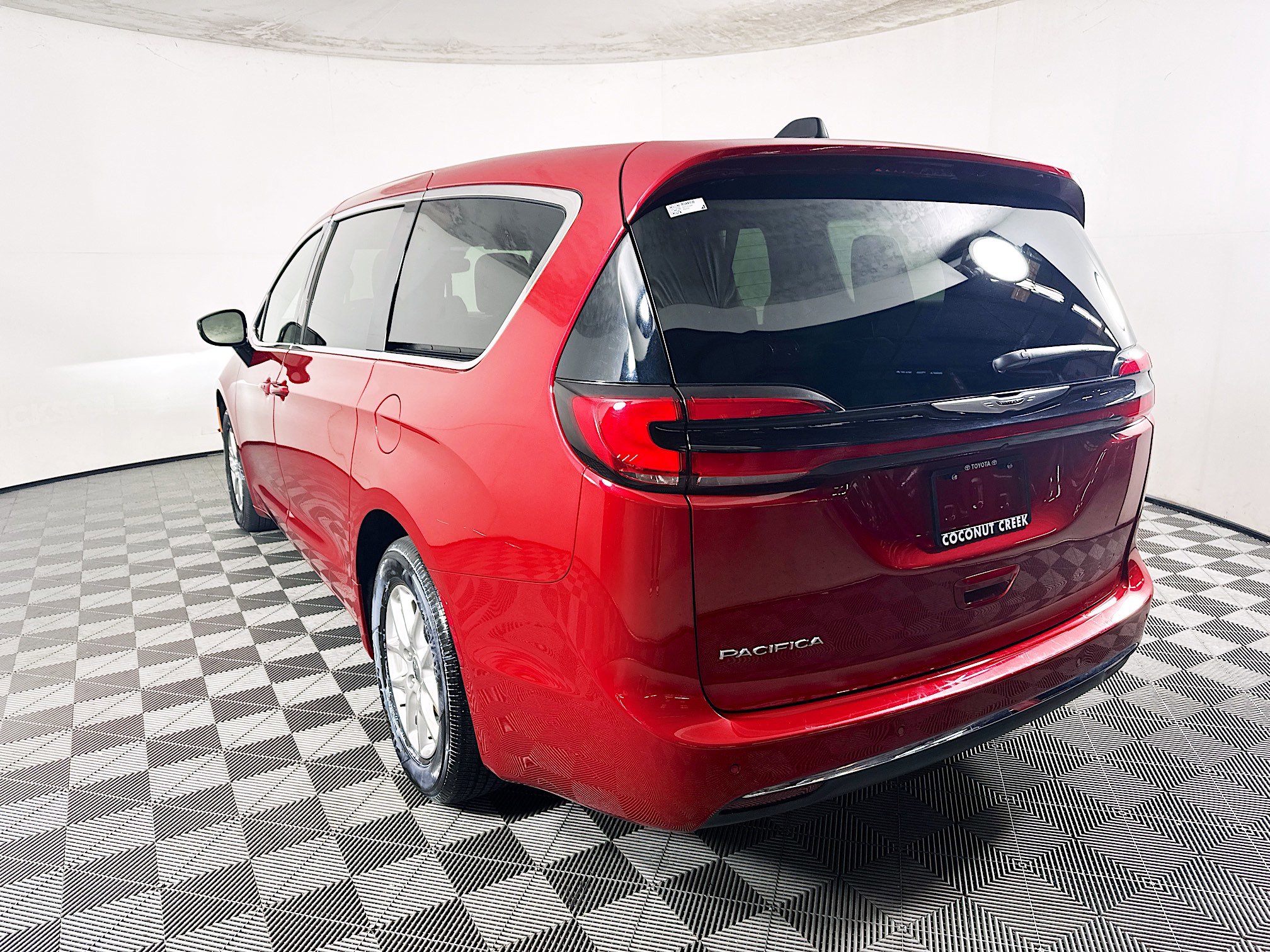 Used 2025 Chrysler Pacifica Select FWD image 5