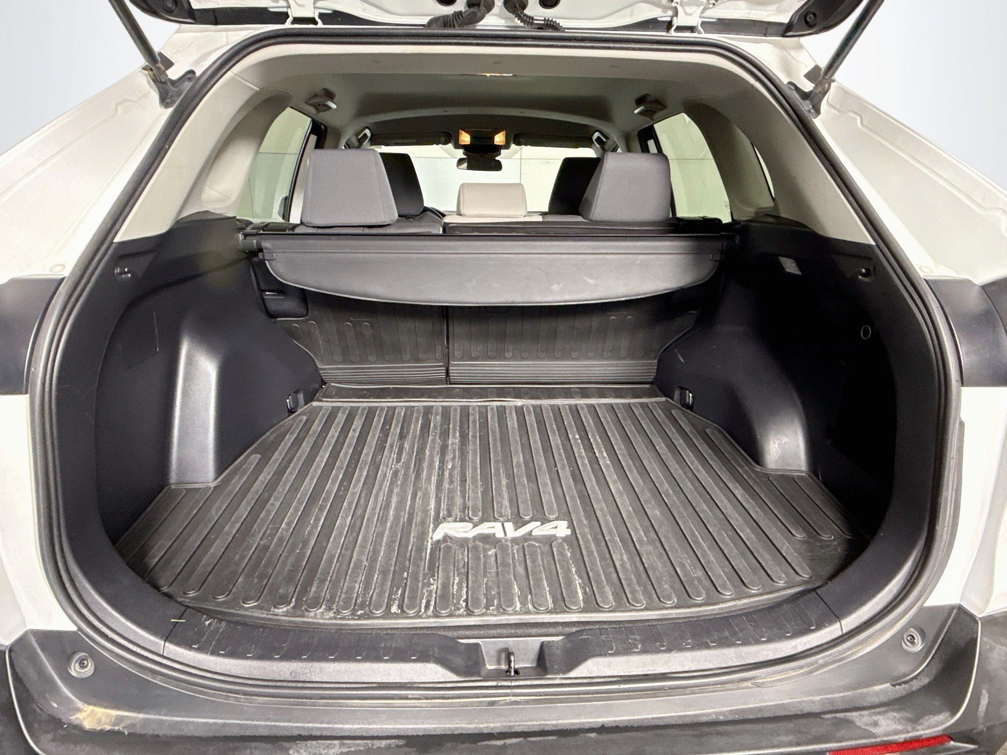 Used 2020 Toyota RAV4 XLE w/ Carpet Mat Package AWD/4WD image 35