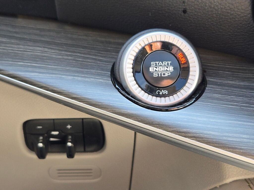 Used 2024 Jeep Wagoneer Series III w/ Premium Group I image 32