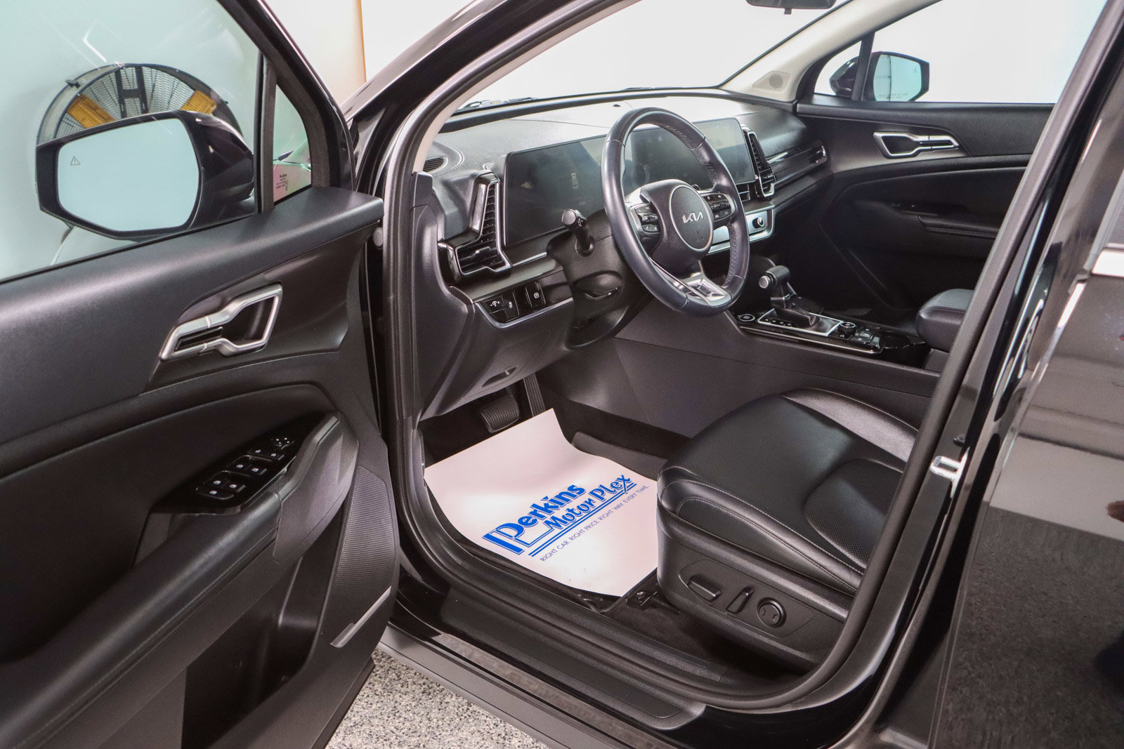 Used 2024 Kia Sportage EX FWD image 3