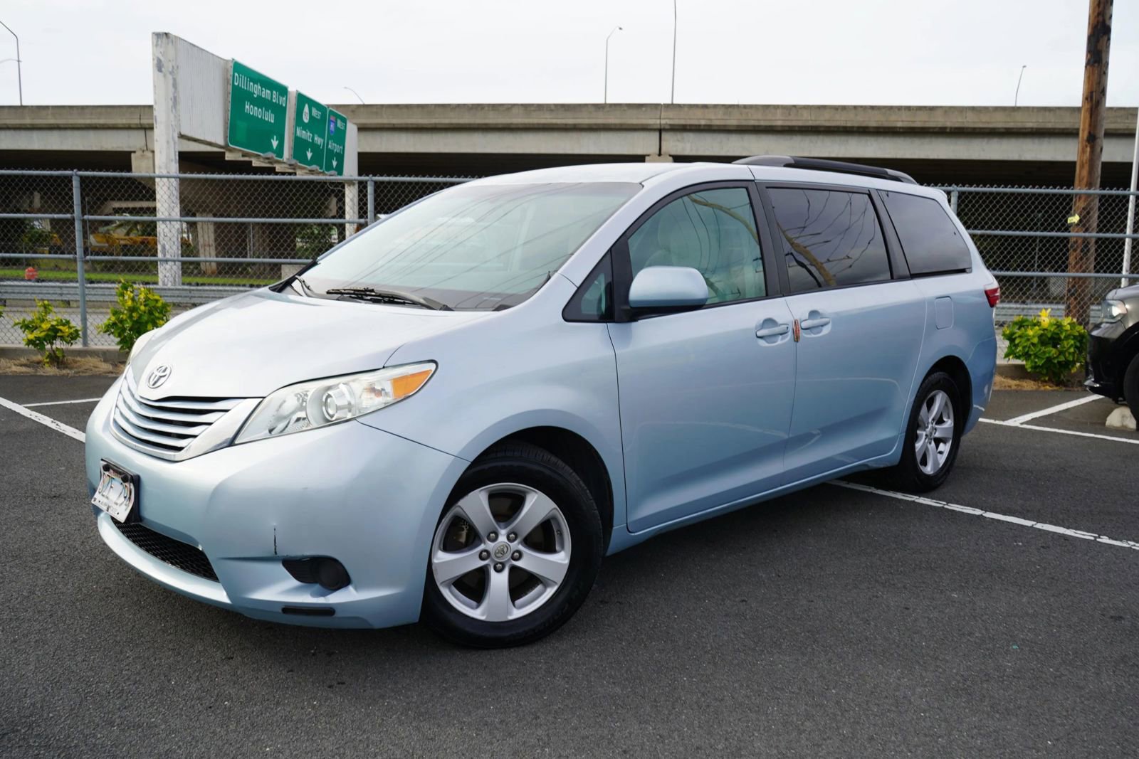 Used 2017 Toyota Sienna LE image 3
