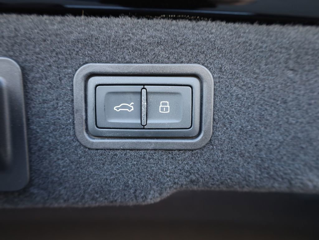 Used 2023 Audi S8 w/ S8 Comfort Plus Package image 32