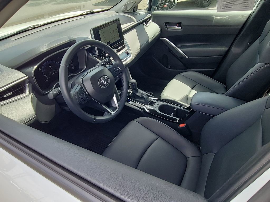 Used 2024 Toyota Corolla Cross XLE w/ Convenience Package FWD image 10
