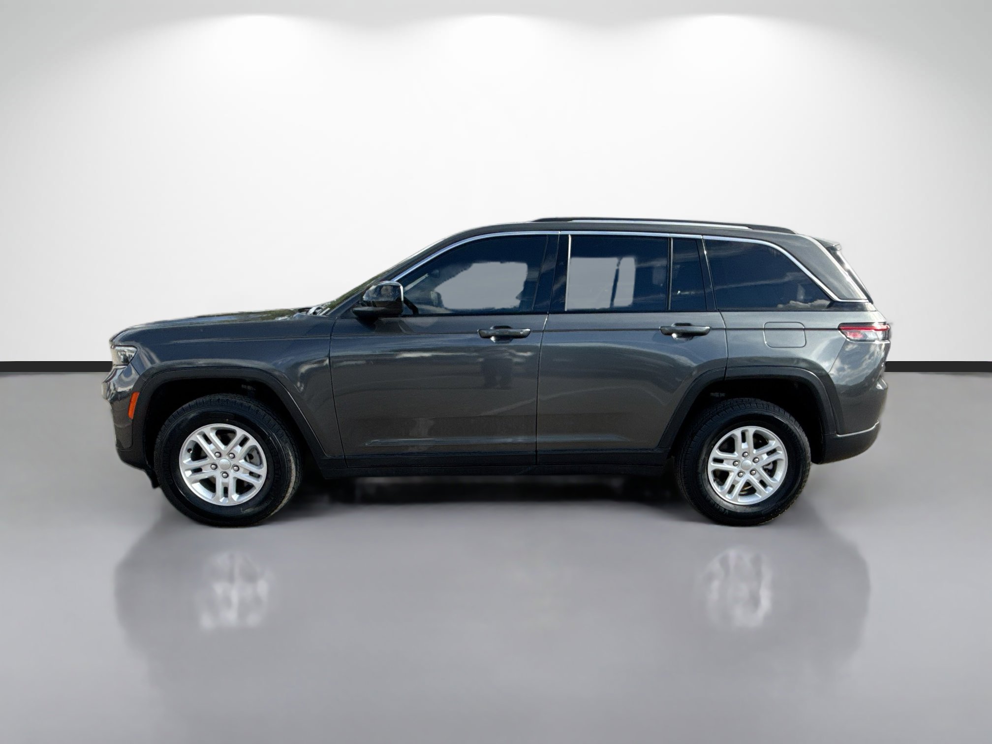 Used 2024 Jeep Grand Cherokee Laredo image 6