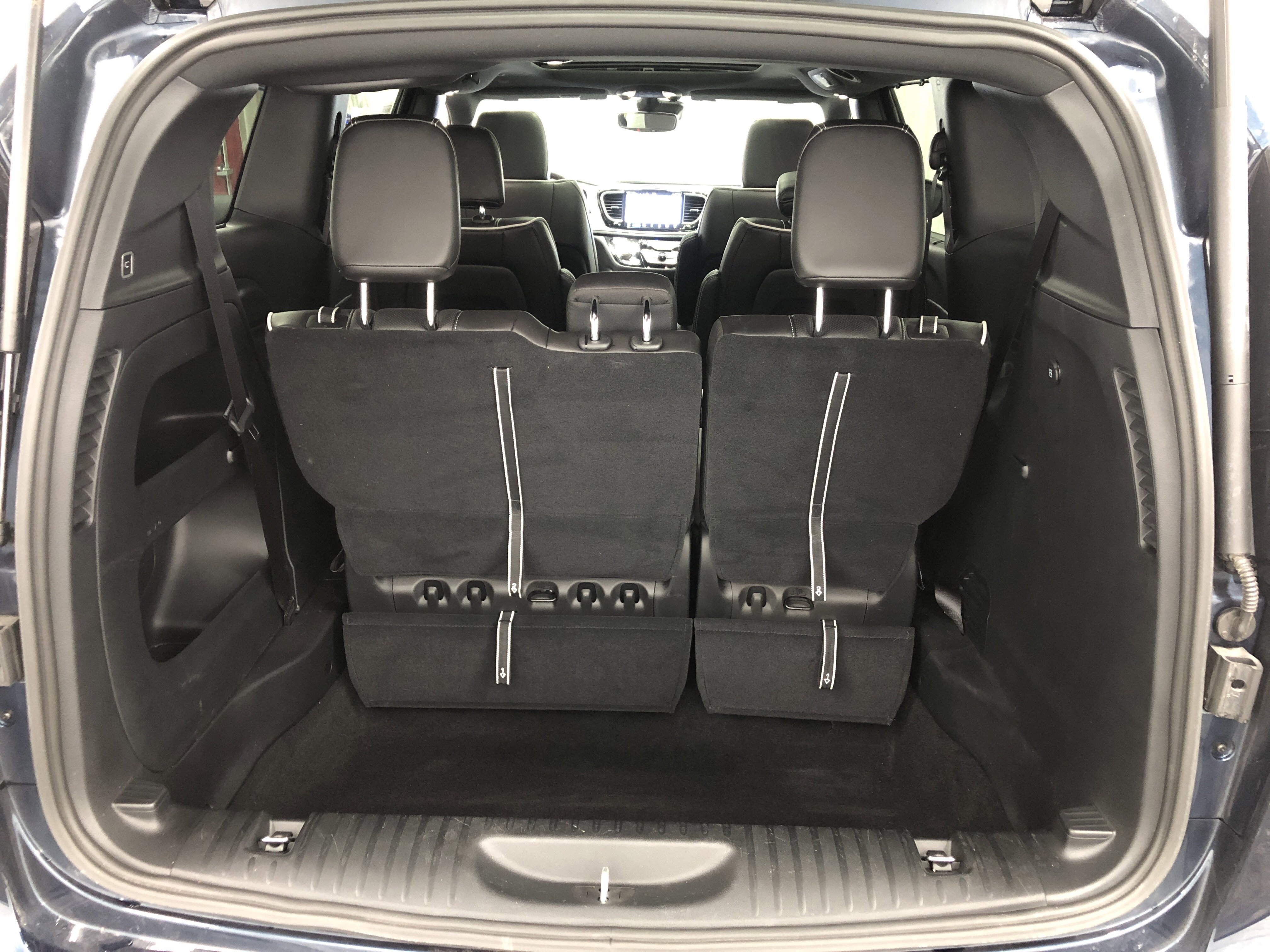 Certified 2025 Chrysler Pacifica Limited FWD image 10