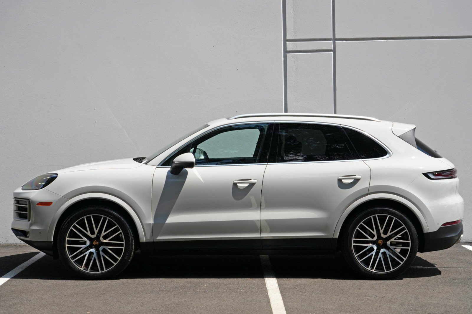 Used 2025 Porsche Cayenne w/ Premium Package Plus AWD/4WD image 51