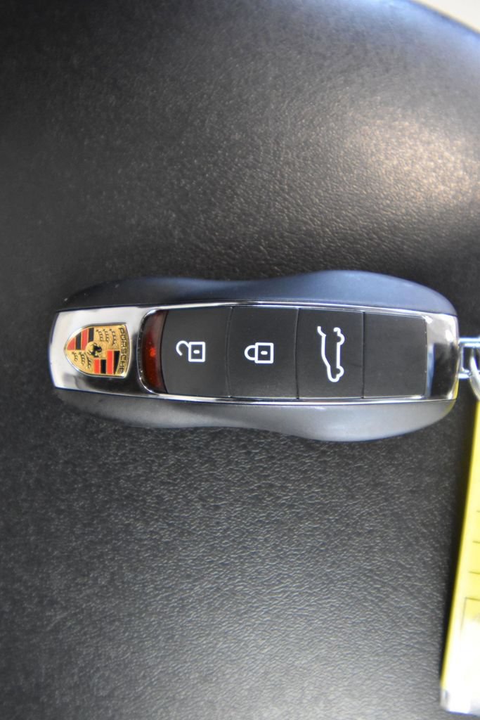 Used 2025 Porsche Macan AWD/4WD image 46