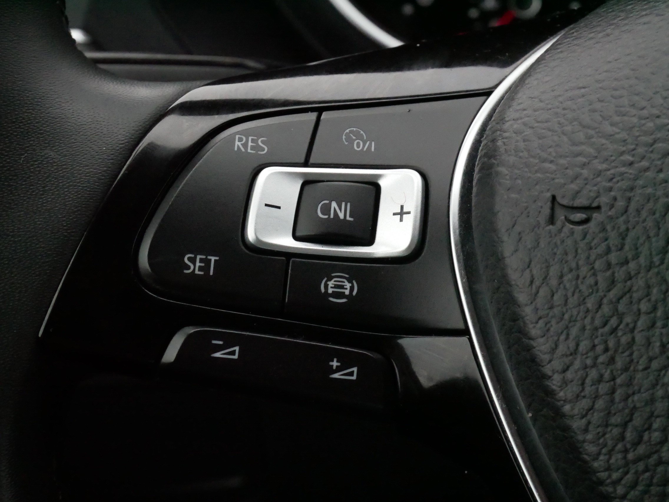 Certified 2020 Volkswagen Tiguan SE w/ Panoramic Sunroof Package image 24