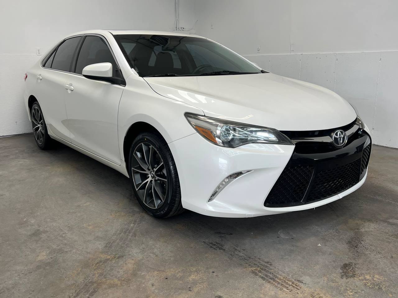 Used 2015 Toyota Camry XSE w/ Moonroof Package FWD image 3