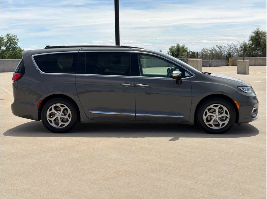 Used 2023 Chrysler Pacifica Limited FWD image 9