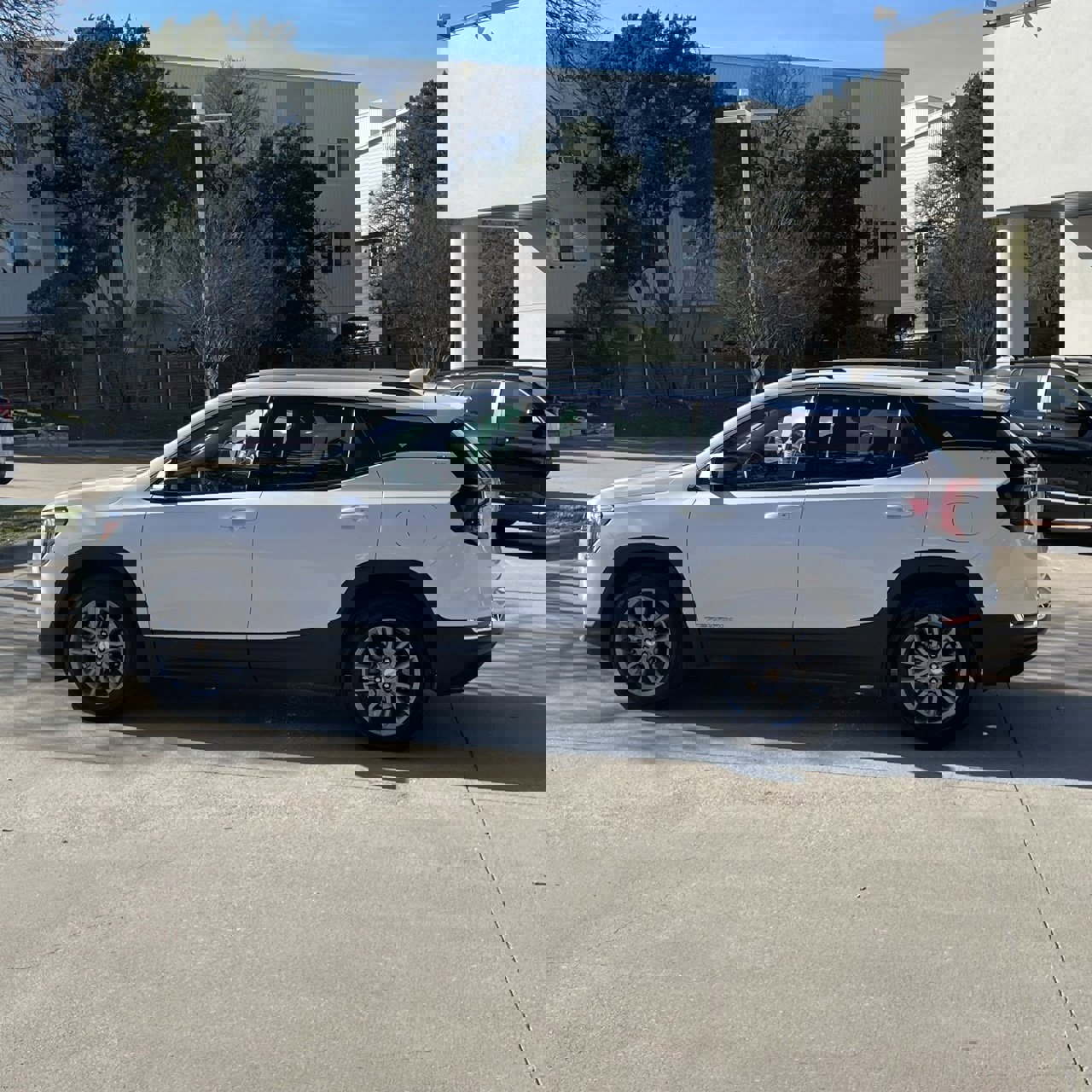 Used 2024 GMC Terrain SLT image 3