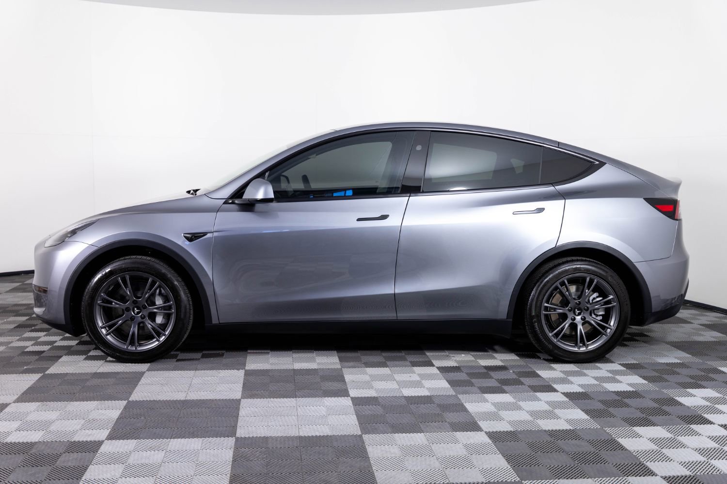 Used 2025 Tesla Model Y Long Range RWD image 3