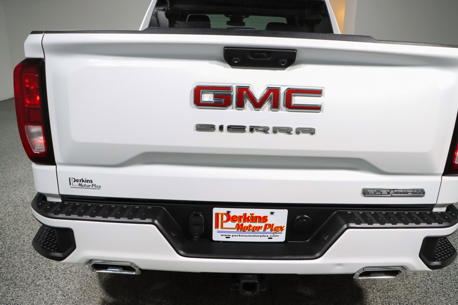 Used 2023 GMC Sierra 1500 Elevation w/ X31 Off-Road Package AWD/4WD image 8