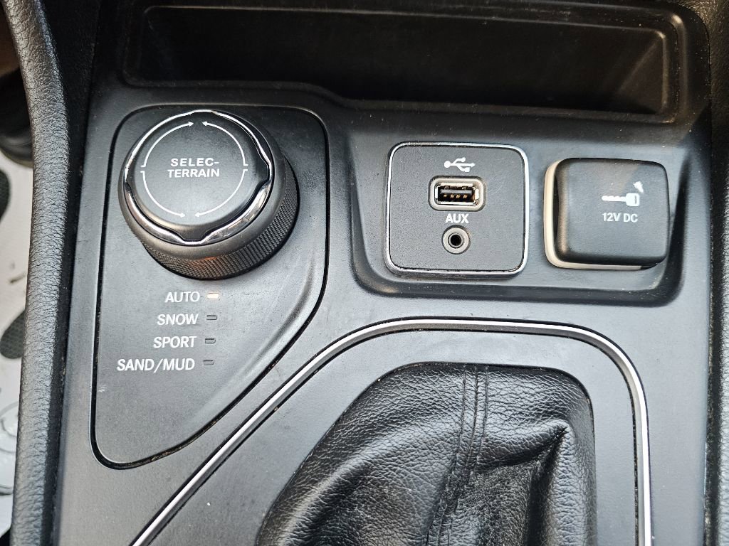 Used 2019 Jeep Cherokee Latitude w/ Popular Appearance Group image 25