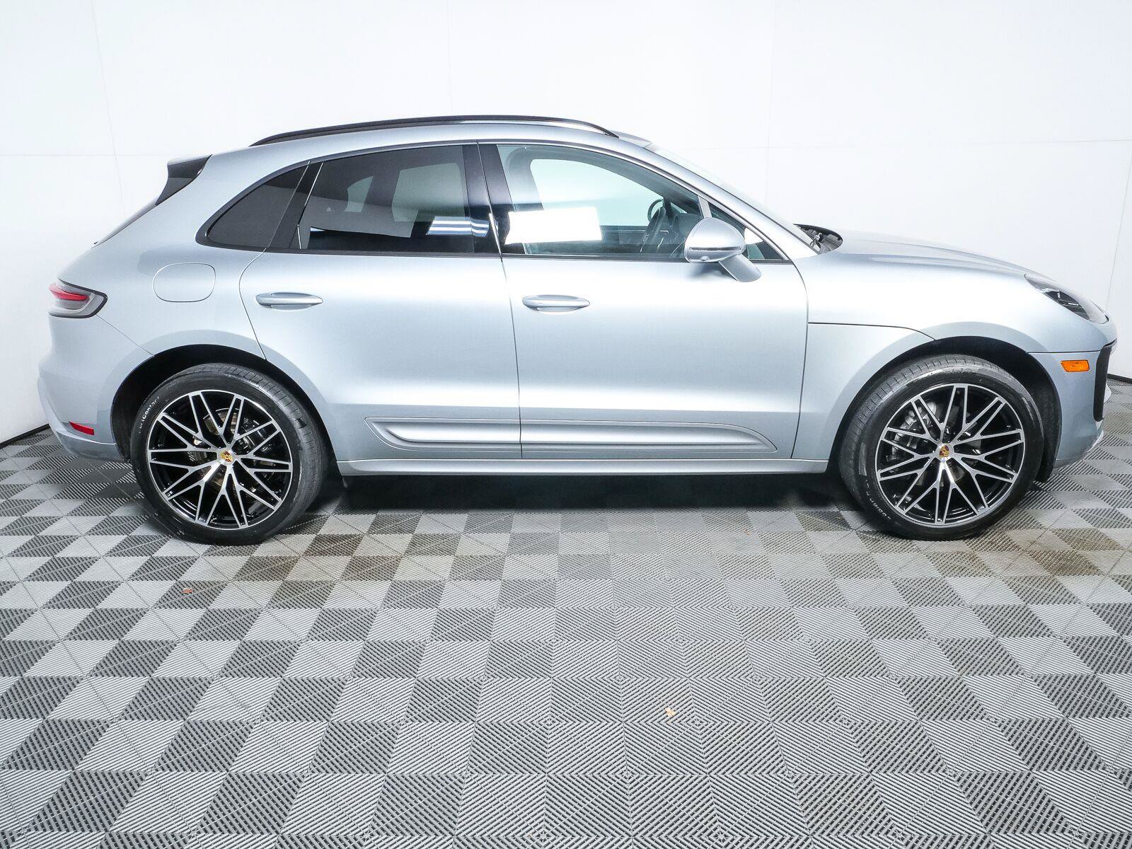 Certified 2025 Porsche Macan Turbo AWD/4WD image 29