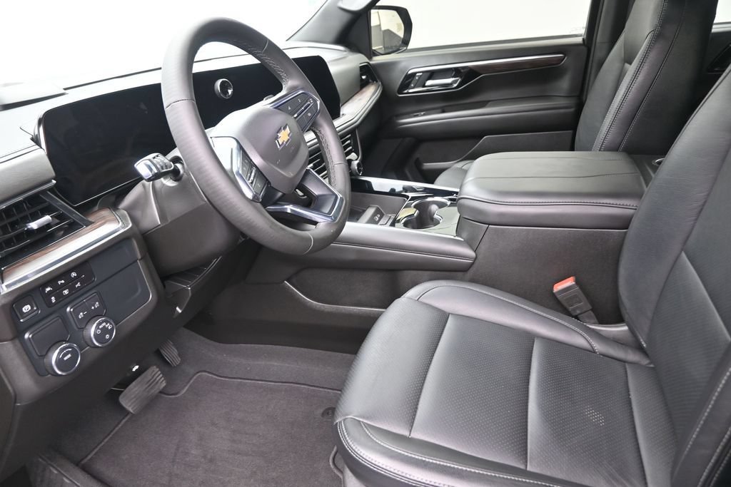 Used 2025 Chevrolet Suburban LS RWD image 12