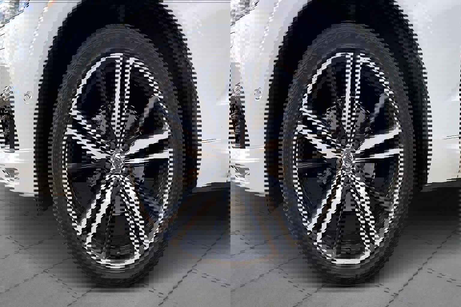 Used 2018 Volvo XC60 T5 R-Design w/ Convenience Package image 9