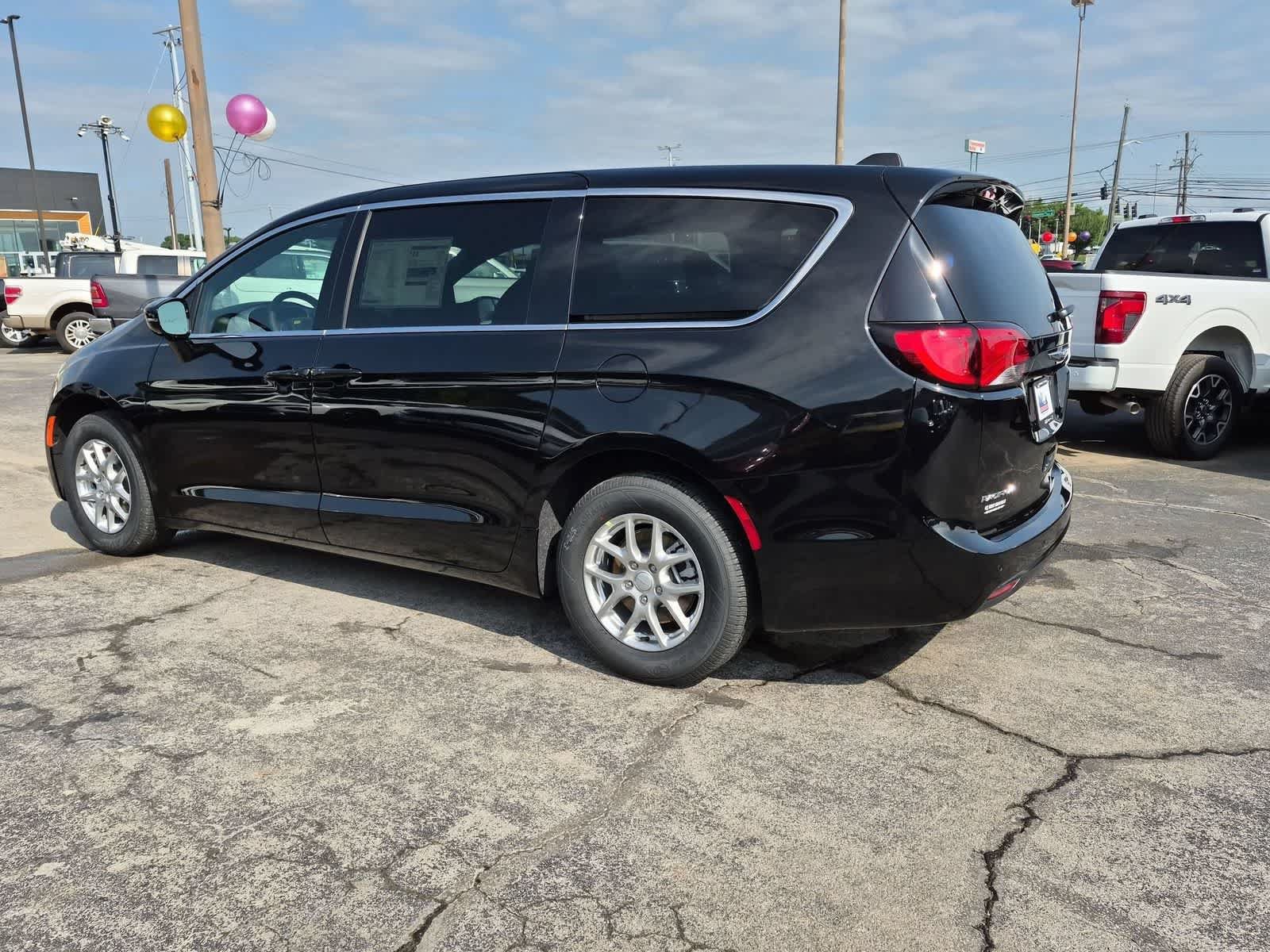 New 2027 Chrysler Pacifica LX FWD image 4