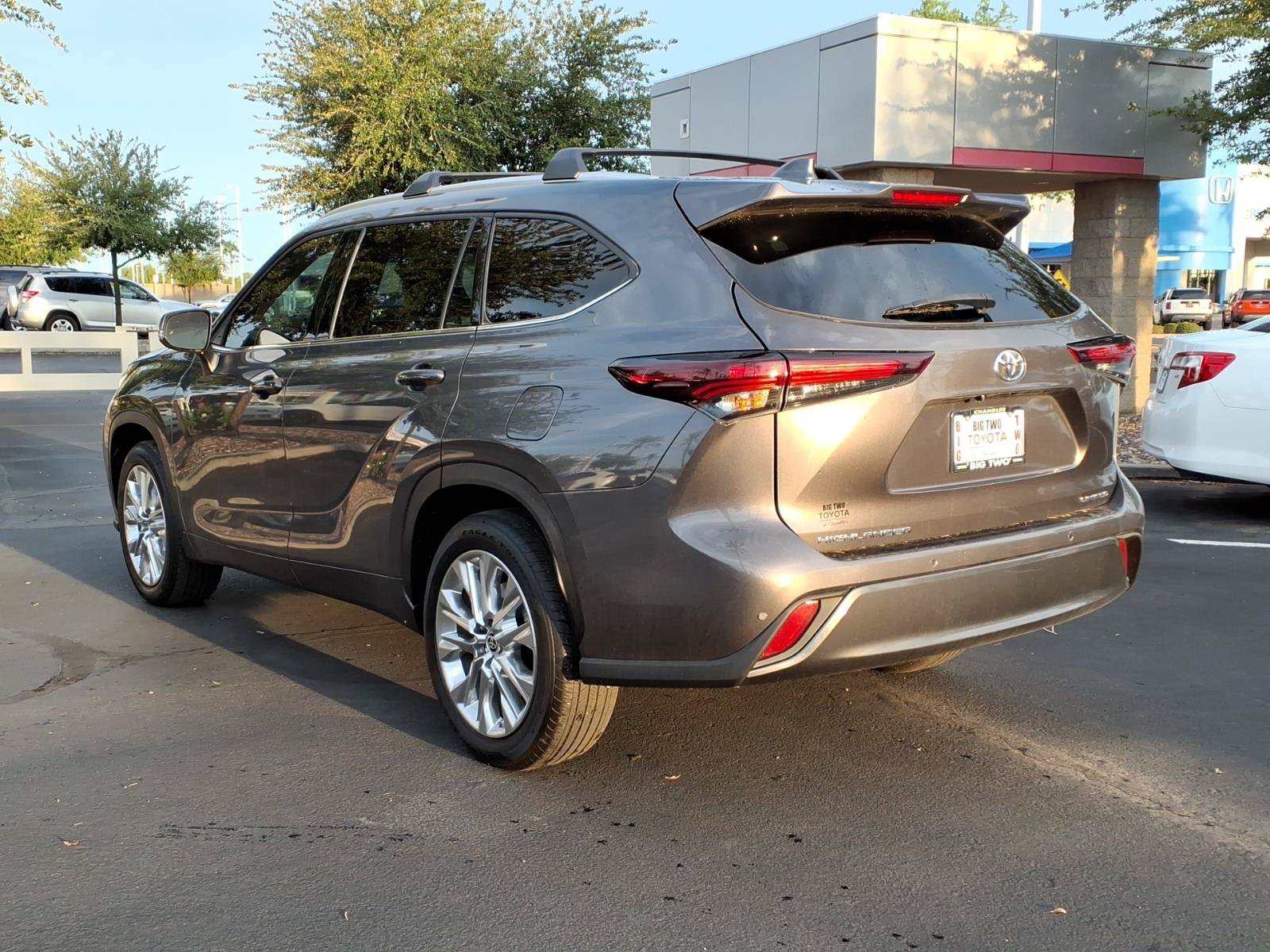 Certified 2024 Toyota Highlander Limited FWD image 5