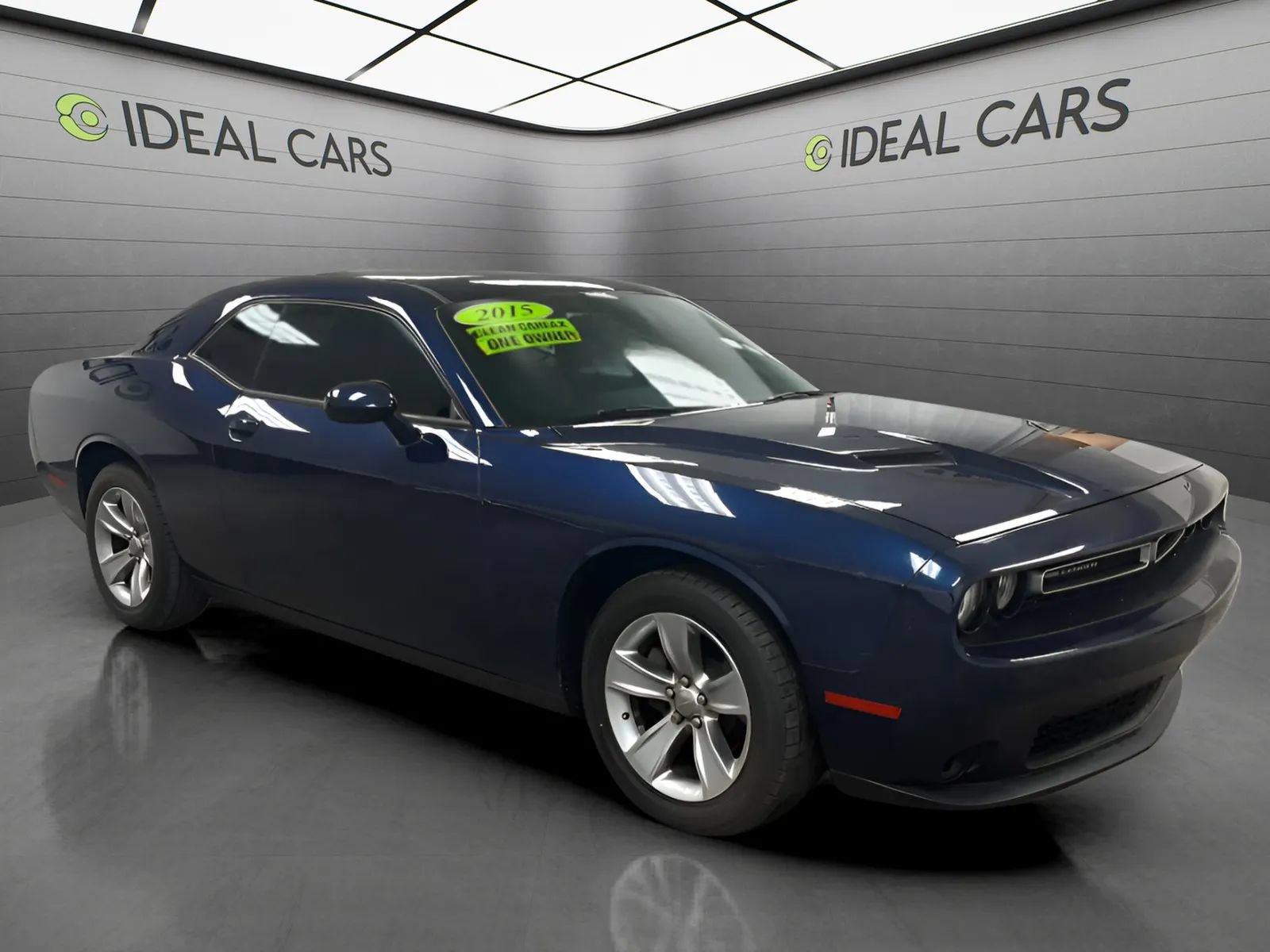 Used 2015 Dodge Challenger SXT RWD image 3