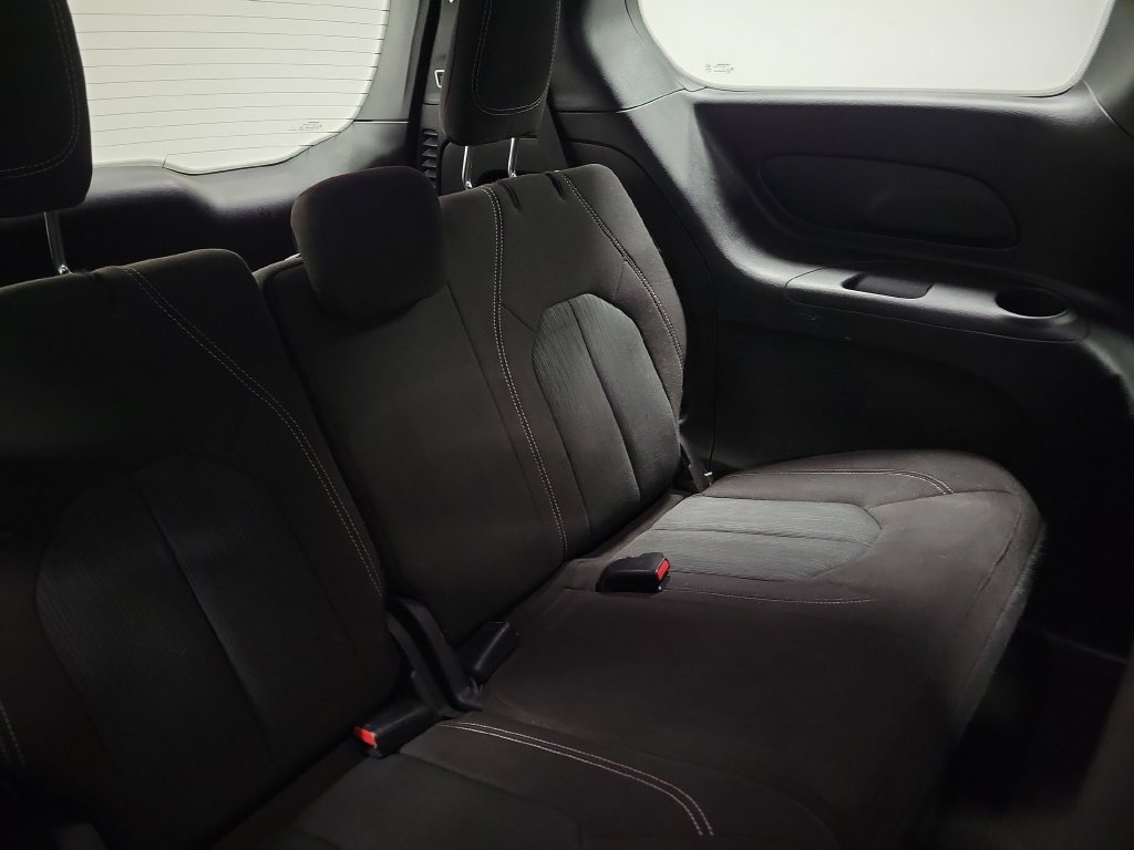 Used 2023 Chrysler Pacifica Touring FWD image 33