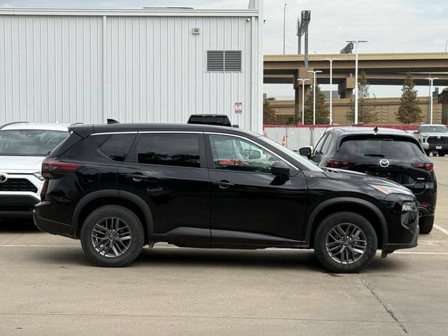 Used 2024 Nissan Rogue S AWD/4WD image 3