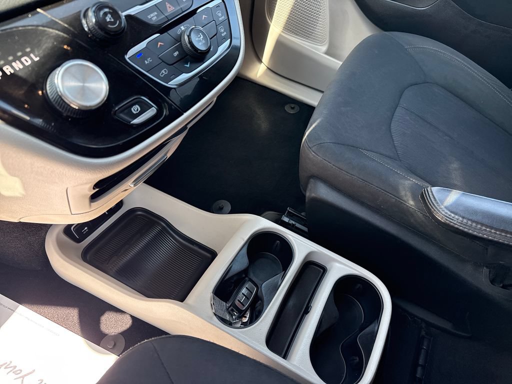 Used 2017 Chrysler Pacifica Touring FWD image 24