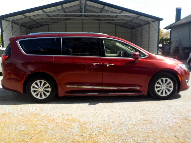 Used 2018 Chrysler Pacifica Touring-L image 6