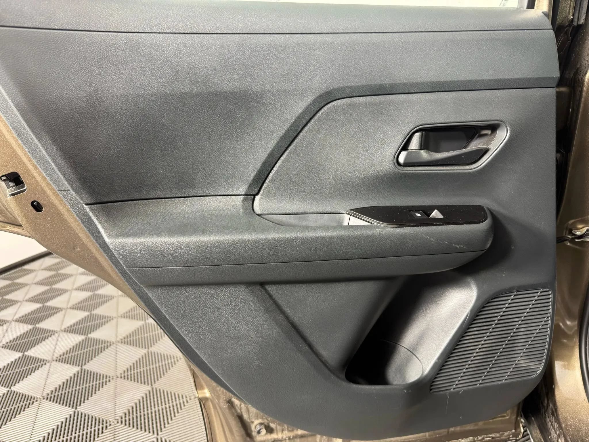 Used 2025 Nissan Kicks S AWD/4WD image 37