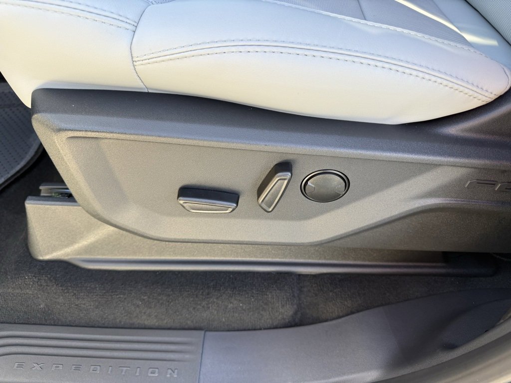 New 2025 Ford Expedition Max Platinum w/ Driver's Package image 30