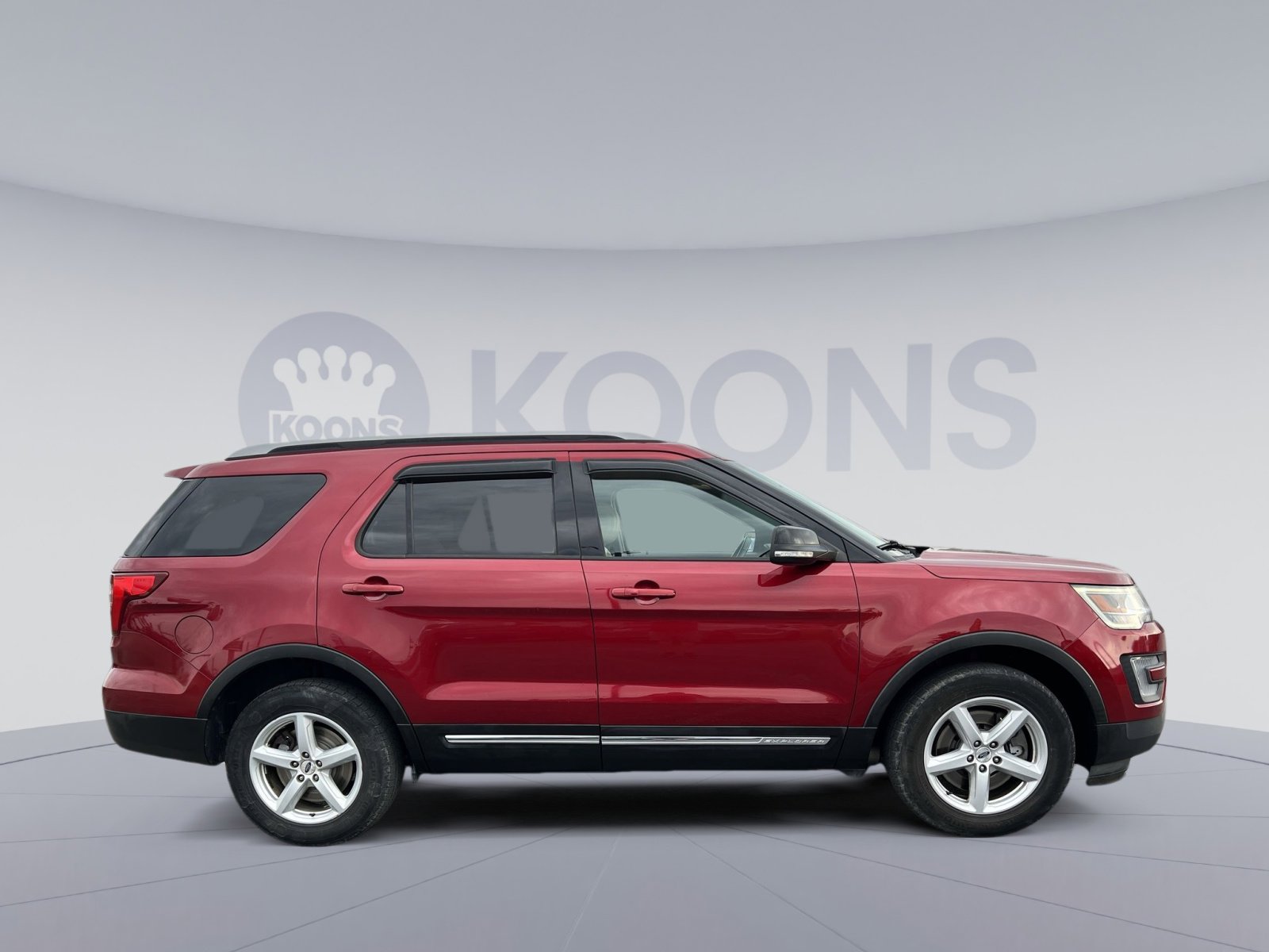 Used 2017 Ford Explorer XLT w/ Equipment Group 202A AWD/4WD image 17